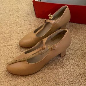 Capezio Tan Character Shoes (Size 6.5)